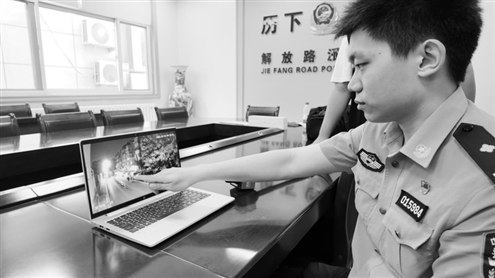 警方向记者指认嫌疑人作案现场 记者 张效嘉 摄